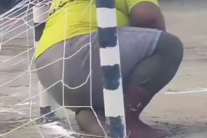凭借他的身材蹲在门前，对方这辈子也别想进球