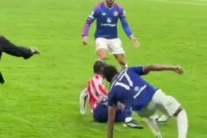还好有桑托斯的防守！曼联球迷：