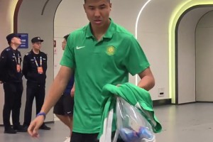 国安球迷打趣：近距离拍摄“电梯