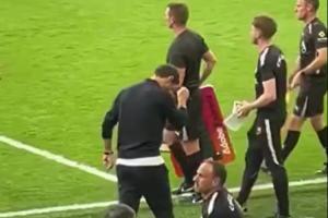 蓝军中场捉襟见肘！阿隆索目睹凯塞多替补伤退，急得拳头锤脑门